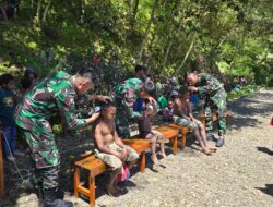 Terapkan Pola Hidup Rapih, Satgas Yonif 715/Mtl Berikan Layanan Potong Rambut Gratis dan Gunting Kuku Kepada Masyarakat Puncak Jaya