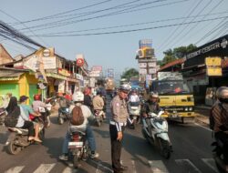 Anggota Polsek Ciampea Polres Bogor Laksanakan Kegiatan Pengaturan Lalu Lintas