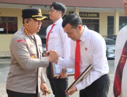 Kapolresta Pekanbaru Berikan Penghargaan kepada Personel Berprestasi