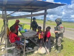 Patroli Dialogis Ops Damai Cartenz Sapa Anak-Anak di Distrik Kenyam, Nduga