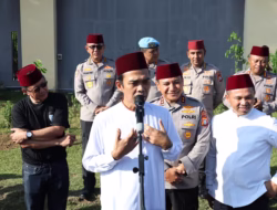 Penanaman Pohon Bersama Ustad Abdul Somad dan Rocky Gerung Warnai Pagi di Halaman Mapolda Riau