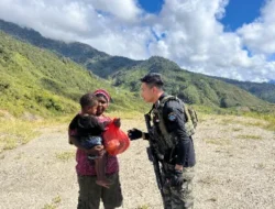 Personel Satgas Operasi Damai Cartenz-2025 Berbagi Kasih di Kampung Wuyuneri