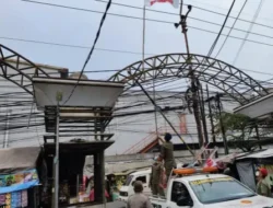 Polisi, TNI dan Satpol PP Tertibkan Puluhan Bendera Ormas di Tangerang