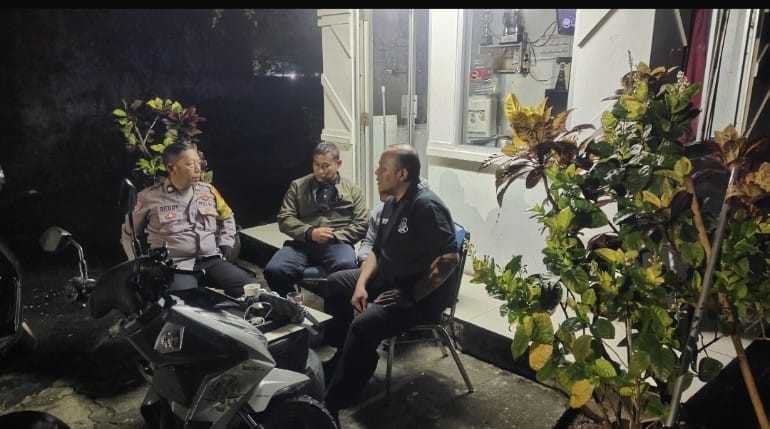 Bhabinkamtibmas Polsek CSR Polres Bogor Cek Pos Kamling Sampaikan Pesan Kamtibmas