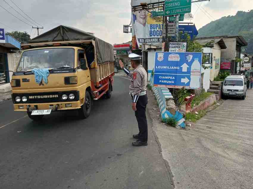 Berikan Pelayanan Kepada Masyarakat, Anggota Polsek Ciampea Polres Bogor Laksanakan Kegiatan Pengaturan Lalulintas