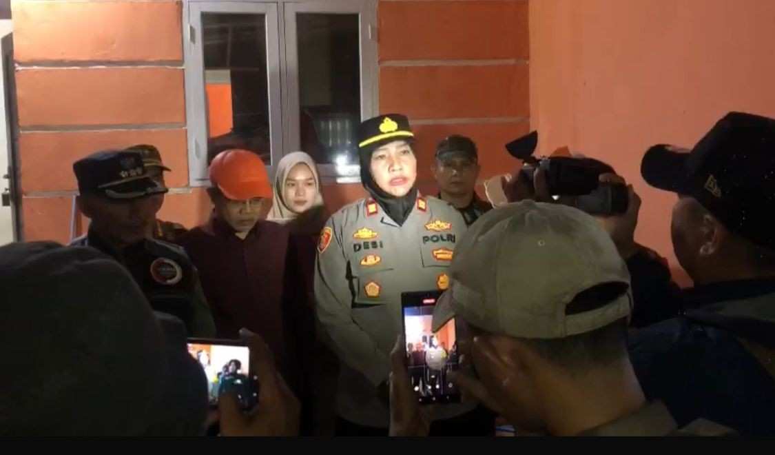 Kapolsek Dramaga Bersinergi Forkompicam Gerebek Miras Ilegal Jenis Arak Bali Dan Ciu Lokasi Tempat Tinggal Kosong Yang Dijadikan Penyimpanan