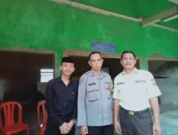 Bhabinkamtibmas Polsek Leuwiliang Polres Bogor Sambangi Warga, Pererat Kedekatan dan Sampaikan Pesan Kamtibmas