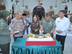 Syukuran HUT Ke-79 Kodam III/Siliwangi, Kapolda Jabar Serahkan Tumpeng dan Tali Asih