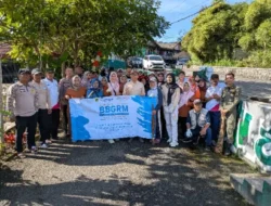 Wujudkan Lingkungan Bersih dan Harmonis, Bhabinkamtibmas Desa Lewimalang Ikuti Kerja Bakti BBGRM