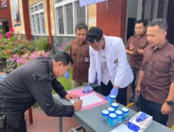 Tindak Lanjut Deklarasi Komitmen Bersama Berantas Peredaran Gelap Narkoba Dan Handphone Ilegal, Petugas Lapas Tulungagung Dan Warga Binaan Pemasyarakatan Laksanakan Tes Urine