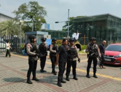 Satuan Brimob Polda Metro Jaya Melaksanakan Patroli, Pengamanan Dan Sterilisasi Dalam Rangka Ibadah Misa Kenaikan Isa Almasih Di Gereja Katedral Dan Immanuel 