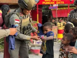 Satgas Ops Damai Cartenz 2025 Berbagi Kasih, Bagikan Pakaian Untuk Anak-anak di Puncak Jaya