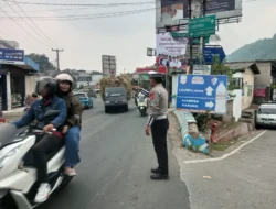 Anggota Polsek Ciampea Polres Bogor Laksanakan Kegiatan Pengaturan Lalu Lintas Di Titik Rawan Kemacetan