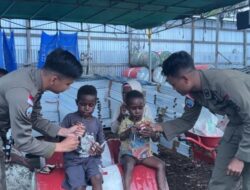 Personel Satgas Humas Damai Cartenz-2025 Berbagi Keceriaan dengan Anak-Anak di Distrik Mulia, Puncak Jaya