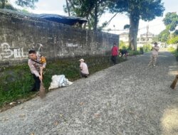 Bhabinkamtibmas  Polsek CWI Polres Bogor Gotong Royong Bersama Warga Desa Banjarwangi Membersihkan Jalan Lingkungan