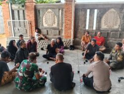 Bhabinkamtibmas Polsek Parung Bersinergi Dengan TNI Menjalin Kedekatan Dengan Masyarakat Desa Binaan
