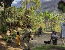 Satgas Damai Cartenz 2025 Sapa Mama Papua dan Anak-anak di Intan Jaya dalam Patroli Dialogis