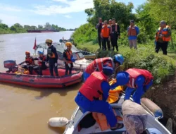 Tim SAR Ditpolairud Polda Metro Jaya Lakukan Pencarian Korban Tenggelam di Sungai CBL, Babelan, Bekasi
