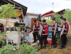 Polri Peduli Masyarakat: Personel Dit Samapta Polda Bengkulu Bantu Warga Bersihkan Rumah Roboh Pasca Gempa 6,3 SR