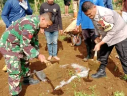 Bhabinkamtibmas dan Babinsa Desa Sukamahi Bersinergi Membantu Warga Pelebaran Jalan Umum