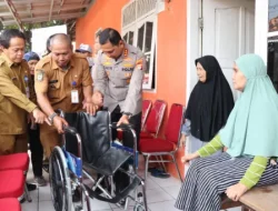 Kapolres Metro Tangerang Kota Serahkan Bantuan Kursi Roda Ke Warga Kurang Mampu di Buaran Indah Kota Tangerang