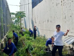 Jaga Kebersihan Lingkungan, Lapas Purwokerto Giatkan Bersih-Bersih di Area Brandgang