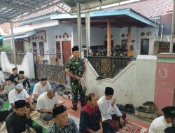 Semangat Kebersamaan, Babinsa Pebayuran Sholat Ied Bareng Tokoh Masyarakat