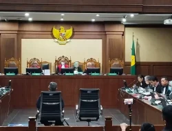 Debat 7 Jam Ahli Vs Pengacara Hasto Soal Pasal 21 UU Tipikor