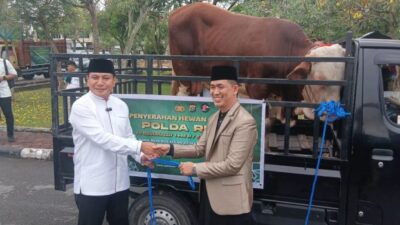 Irjen Hery Heryawan Lepas Secara Simbolis Pendistribusian Ratusan Hewan Kurban di Polda Riau