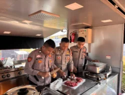 Polda Metro Jaya Gelar Dapur Lapangan Untuk Bantu Pengungsi Kebakaran di Kapuk Muara