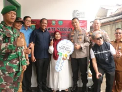 Bedah Rumah Hari Bhayangkara ke-79, Kapolres Serahkan Kunci Rumah Warga di Jatiuwung