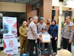 Polri Peduli, Polres Metro Tangerang Kota Sebar Bantuan Kursi Roda di Kecamatan Batuceper dan Neglasari