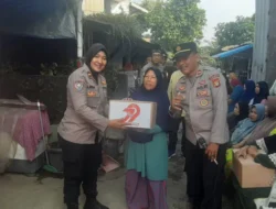 Polsek Ciputat Timur Salurkan 50 Paket Sembako dalam Rangka HUT Bhayangkara ke-79 di Kelurahan Rengas