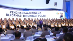 Kapolri Berikan Penghargaan Pembangunan Zona Integritas WBK Kepada Divisi Humas Polri
