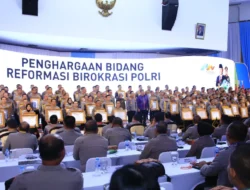 Kapolri Berikan Penghargaan Pembangunan Zona Integritas WBK Kepada Divisi Humas Polri