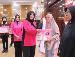 Bhayangkari Peduli, Wakil Ketua Bhayangkari Daerah Metro Jaya Serahkan Bantuan Paket Sembako kepada 150 Pasien Operasi Katarak di Kota Tangerang