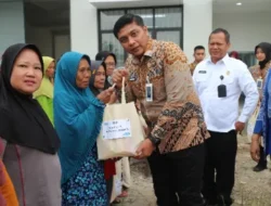 Kakanwil Ditjenpas Jateng dan Karutan Surakarta Serahkan 50 Paket Sembako Kepada Warga Sekitar Rutan Surakarta