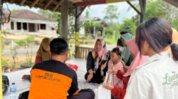 Gandeng DLH Lamsel, HKA Ruas Tol Bakter Lakukan Inovasi Pengolahan Sampah Plastik menjadi Kursi
