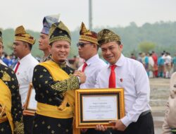 Kapolresta Terima Penghargaan di Upacara HUT ke-241 Kota Pekanbaru