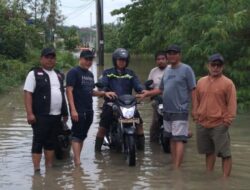 Bhabinkamtibmas dan Pihak Kelurahan Evakuasi Warga Terdampak Banjir di Tangkerang Labuai