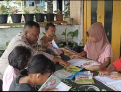 Bhabinkamtibmas Desa Merangin Gelar Perpustakaan Keliling, Ajak Anak-anak Gemar Membaca