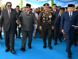 Kapolri dan Presiden Kenakan Tanda Kehormatan Bintang Bhayangkara Utama Saat Pimpin Upacara HUT Bhayangkara ke-79