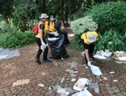Polisi Bersihkan Sampah Usai Upacara HUT Bhayangkara Ke-79 di Monas