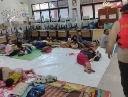 Kebon Pala Jaktim Terendam Banjir 1,8 Meter, Polisi Bantu 71 Warga Mengungsi