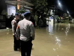 Brimob Polda Metro Jaya Laksanakan Patroli SAR di Wilayah Tangsel, Bantu Warga Terdampak Genangan Air