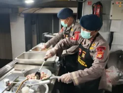 Satbrimob Polda Metro Jaya Kerahkan Dapur Lapangan untuk Warga Terdampak Banjir di Jakarta Timur