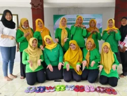 Tingkatkan Keterampilan, Warga Binaan Lapas Tulungagung Mendapat Pelatihan Pembuatan Sandal