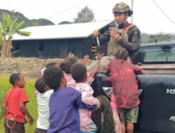 Personel Ops Damai Cartenz Sambangi Anak-Anak di Puncak Jaya