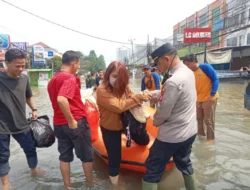 Peduli Sesama, Polsek Ciledug Sigap Evakuasi Warga Terdampak Banjir