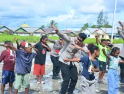Simbol Damai dan Kasih Sayang, Satgas Ops Damai Cartenz Bermain Bersama Anak-anak Mimika